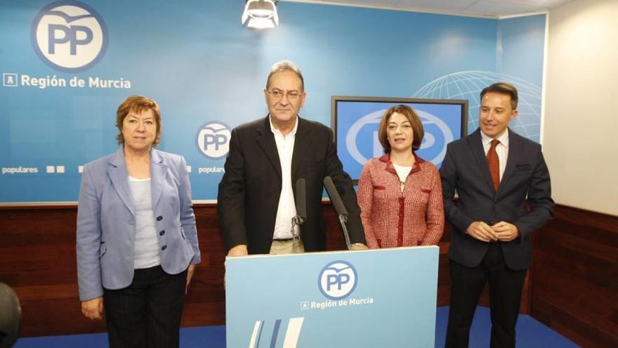 Los cinco senadores murcianos del Partido Popular, durante la rueda de prensa.