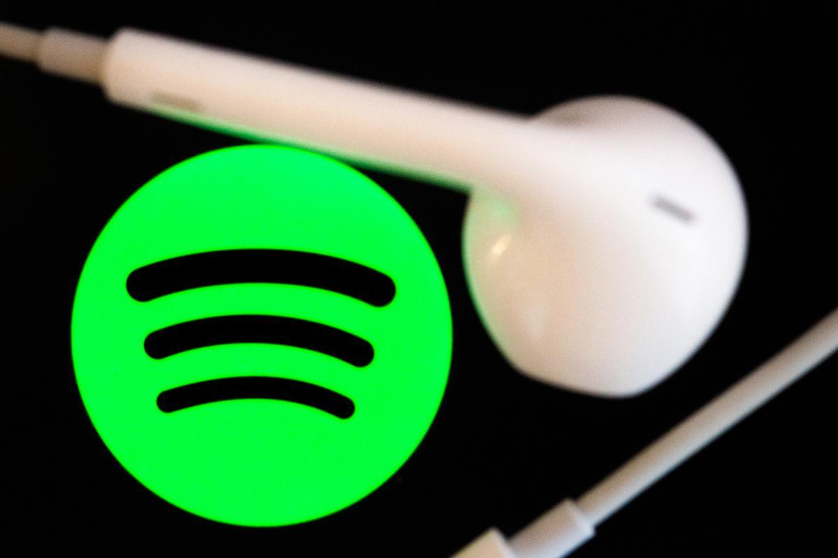 Archivo - FILED - 07 February 2022, Berlin: Headphones are on the screen of a smartphone, which displays the logo from the music streaming service Spotify. Spotify is closing its offices in Russia because of Moscows invasion of neighbouring Ukraine. Phot