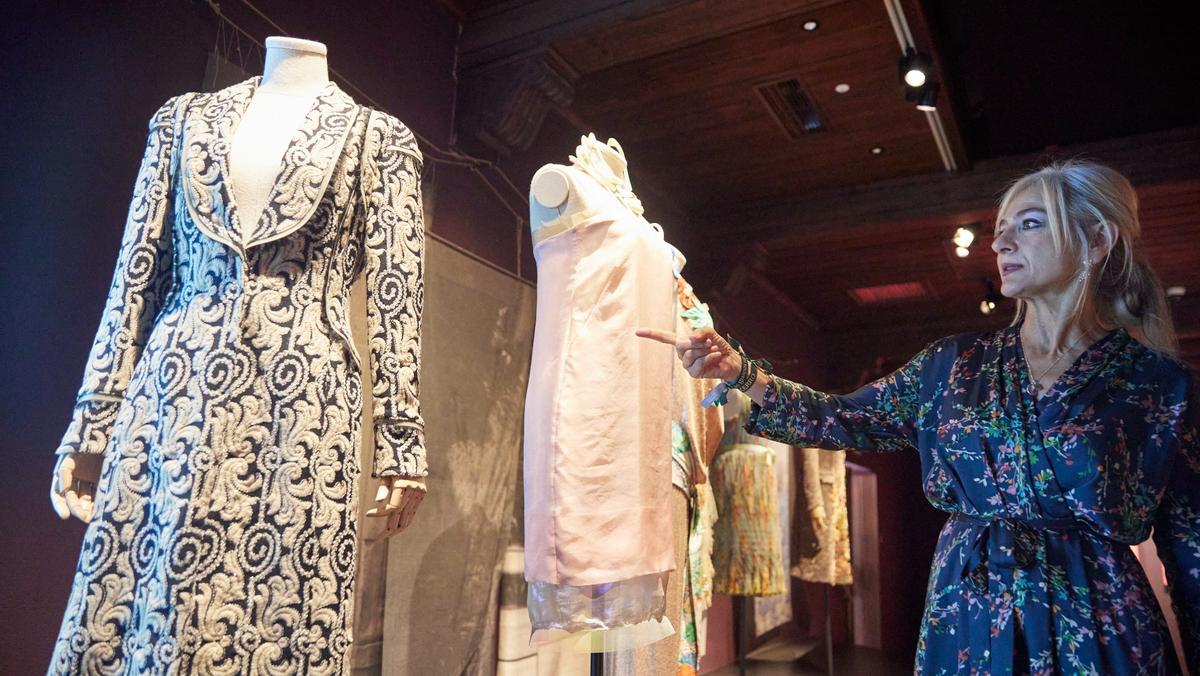 La consejera de Cultura y Patrimonio Histórico, Patricia del Pozo, observa un vestido durante la inauguración del espacio expositivo Victorio &amp; Lucchino.