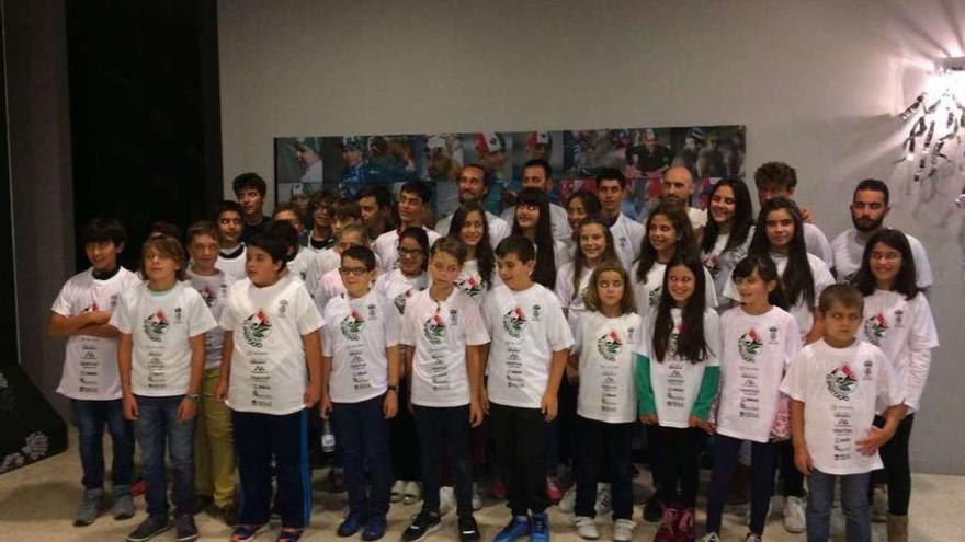 Foto de familia del CNS A Estrada tras la asamblea del pasado sábado en el restaurante Samaná.