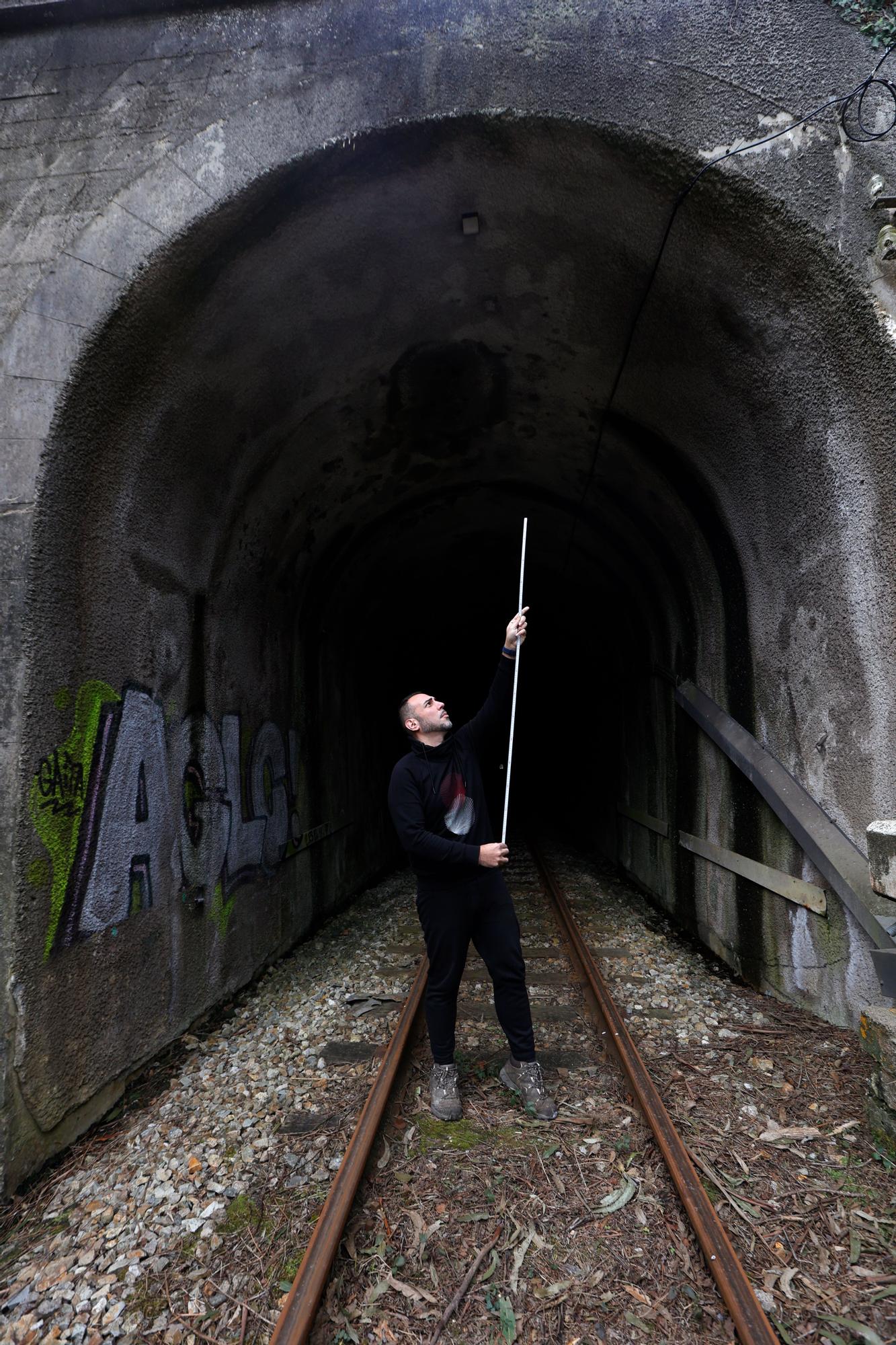 EN IMÁGENES: Un grupo de vecinos de Cudillero protagoniza una "medición irónica" para "informar" a Renfe y Adif de las dimensiones "reales" de un túnel de Feve.