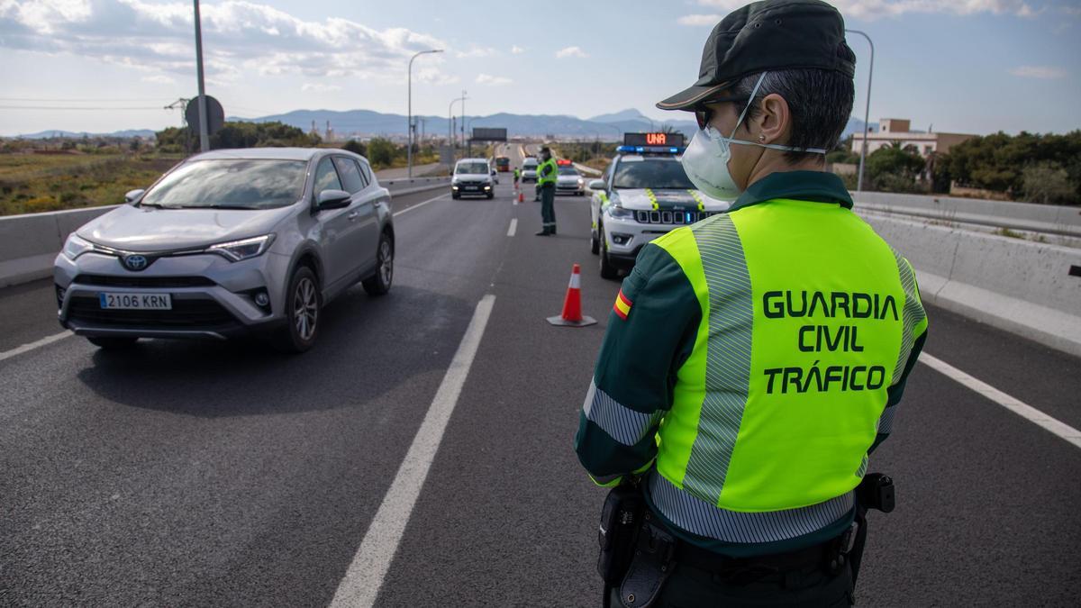 Un guardia civil de Tráfico regula la circulación en Mallorca