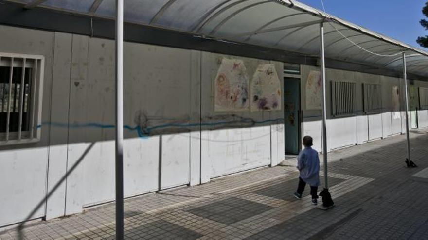 La lluvia vuelve a inundar los barracones del colegio La Paz