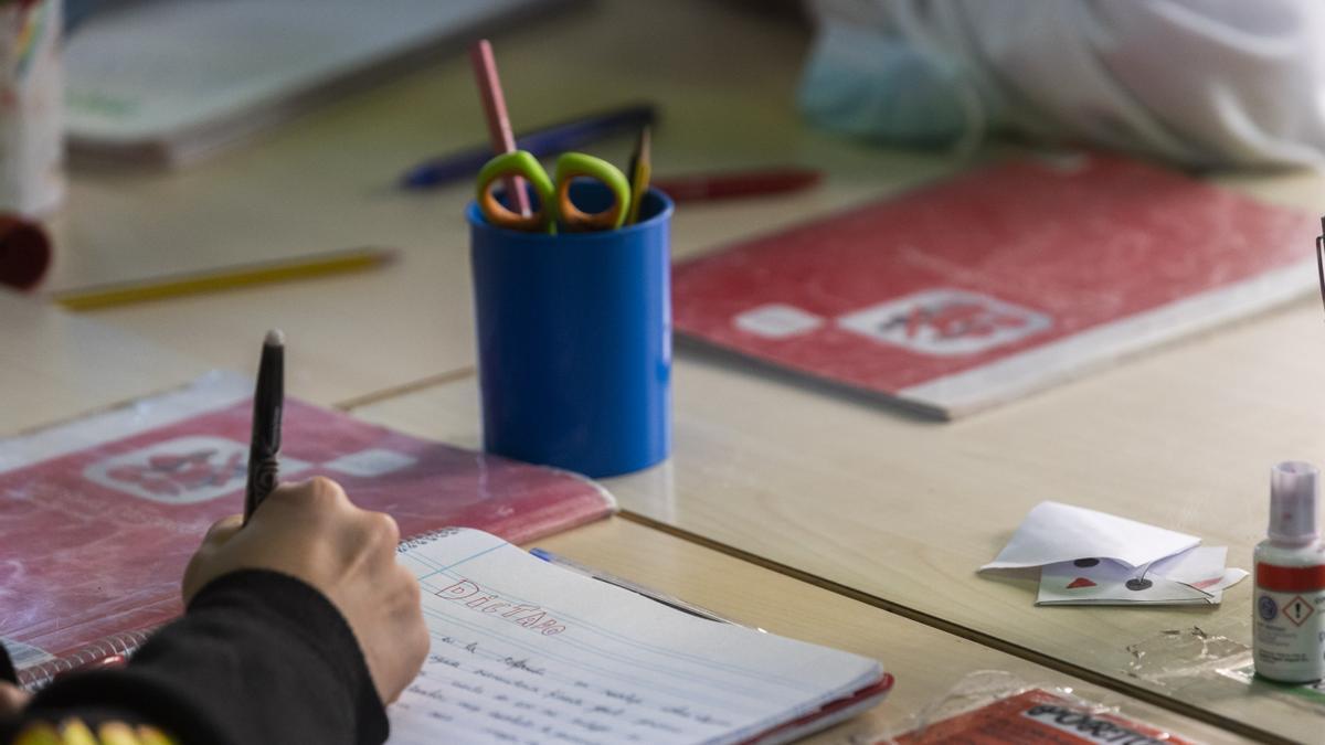 Dos estudiantes escribiendo.