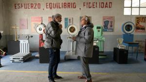 Fernando León de Aranoa (izquierda) y Javier Bardem, en una pausa del rodaje.