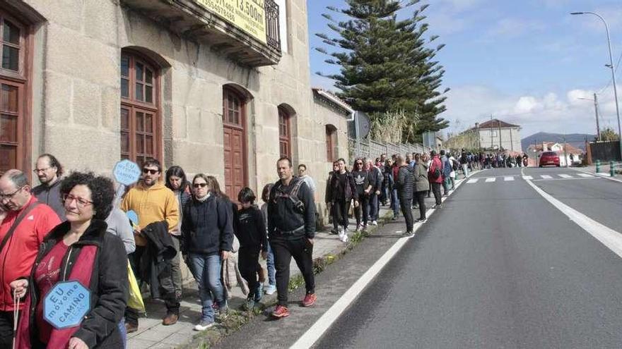 Un momento del paso de la marcha por la PO-551, en Tirán, a la altura de Lidl. // Santos Álvarez