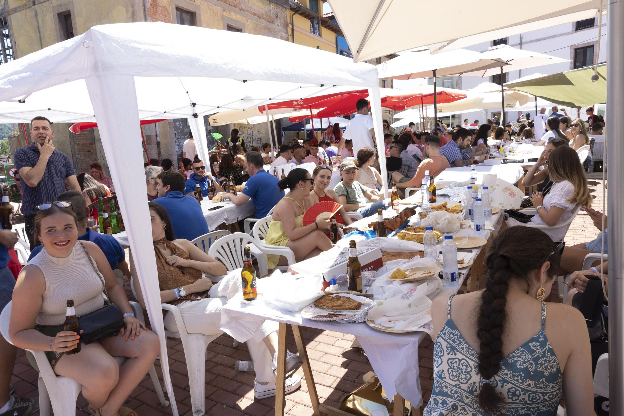 Grado hasta la bandera: lleno total en la comida en la calle de la villa moscona, más multitudinaria que nunca