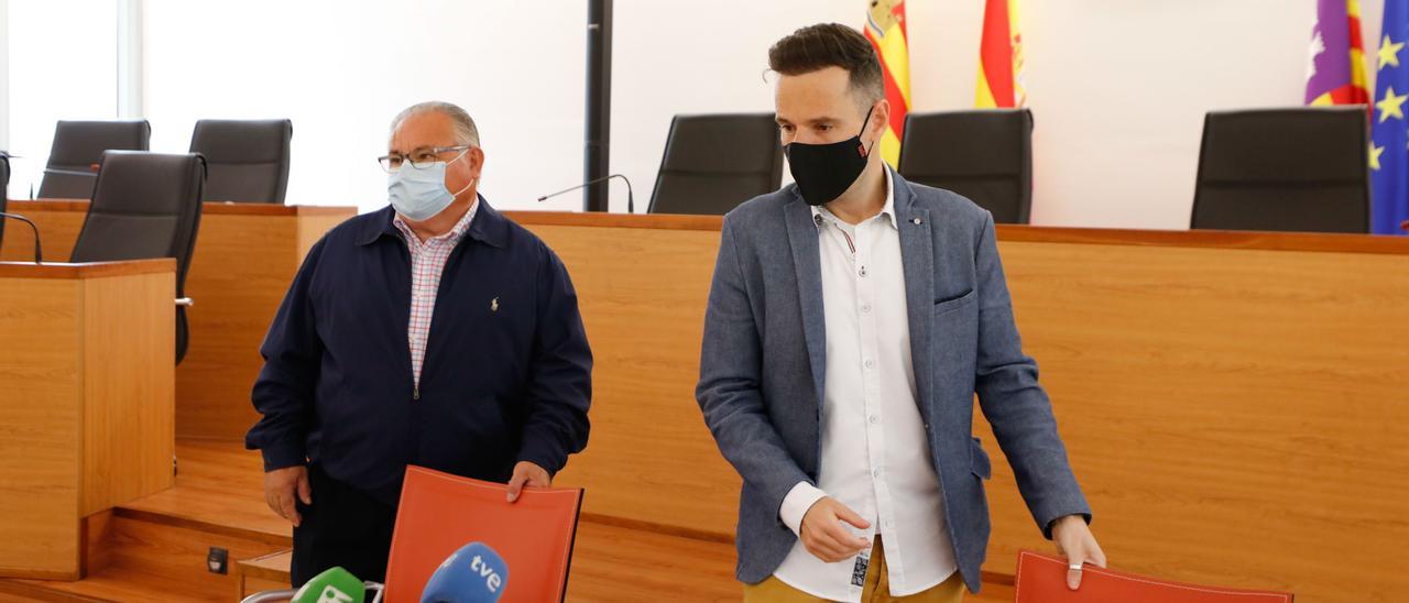 El alcalde, Antoni Marí, y el vicepresidente primero del Consell, Mariano Juan, esta mañana en el Ayuntamiento de Sant Joan.