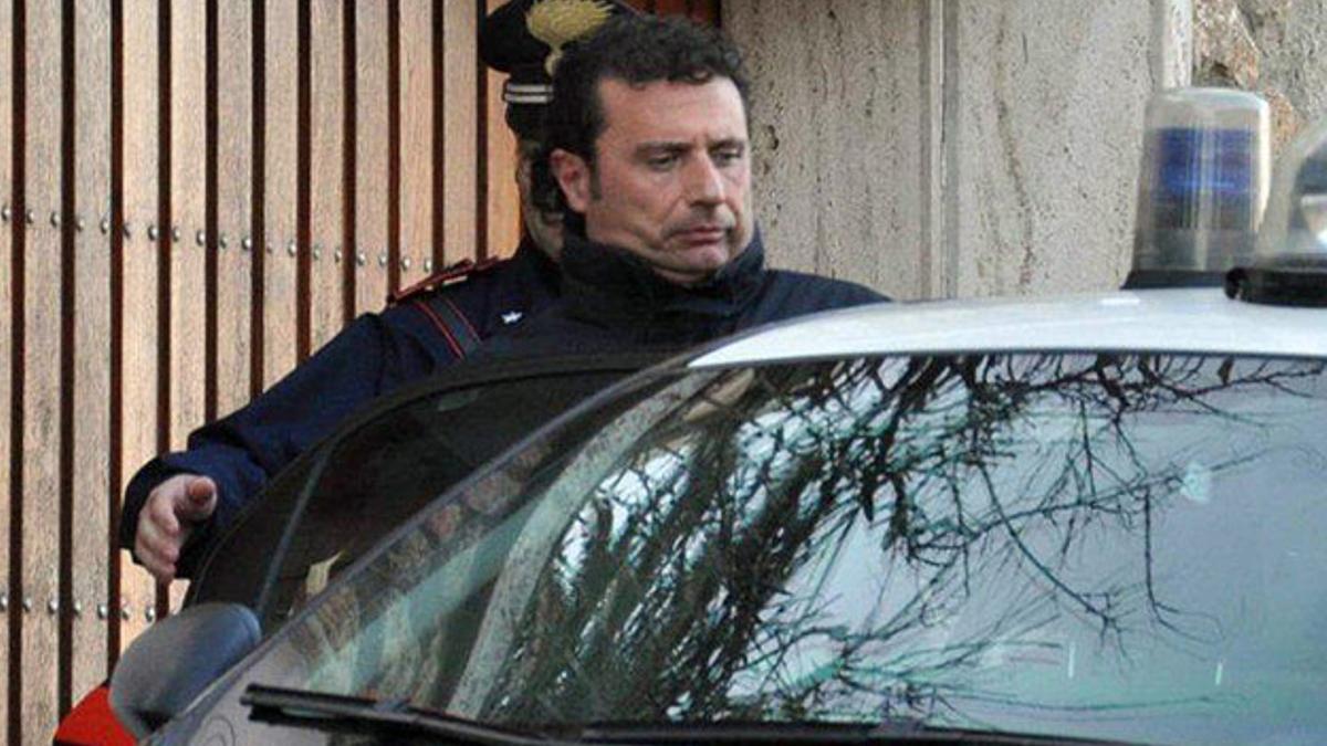 El capitán del 'Costa Concordia', Francesco Schettino, tras ser detenido por la policía italiana, el sábado, horas después del naufragio.