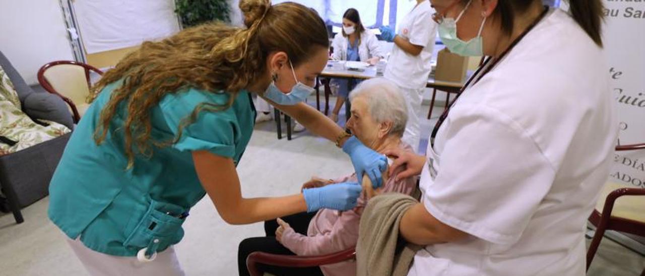 Una enfermera vacuna contra la gripe a una persona mayor de la residencia San Eugenio de Zaragoza, la temporada pasada. | ÁNGEL DE CASTRO