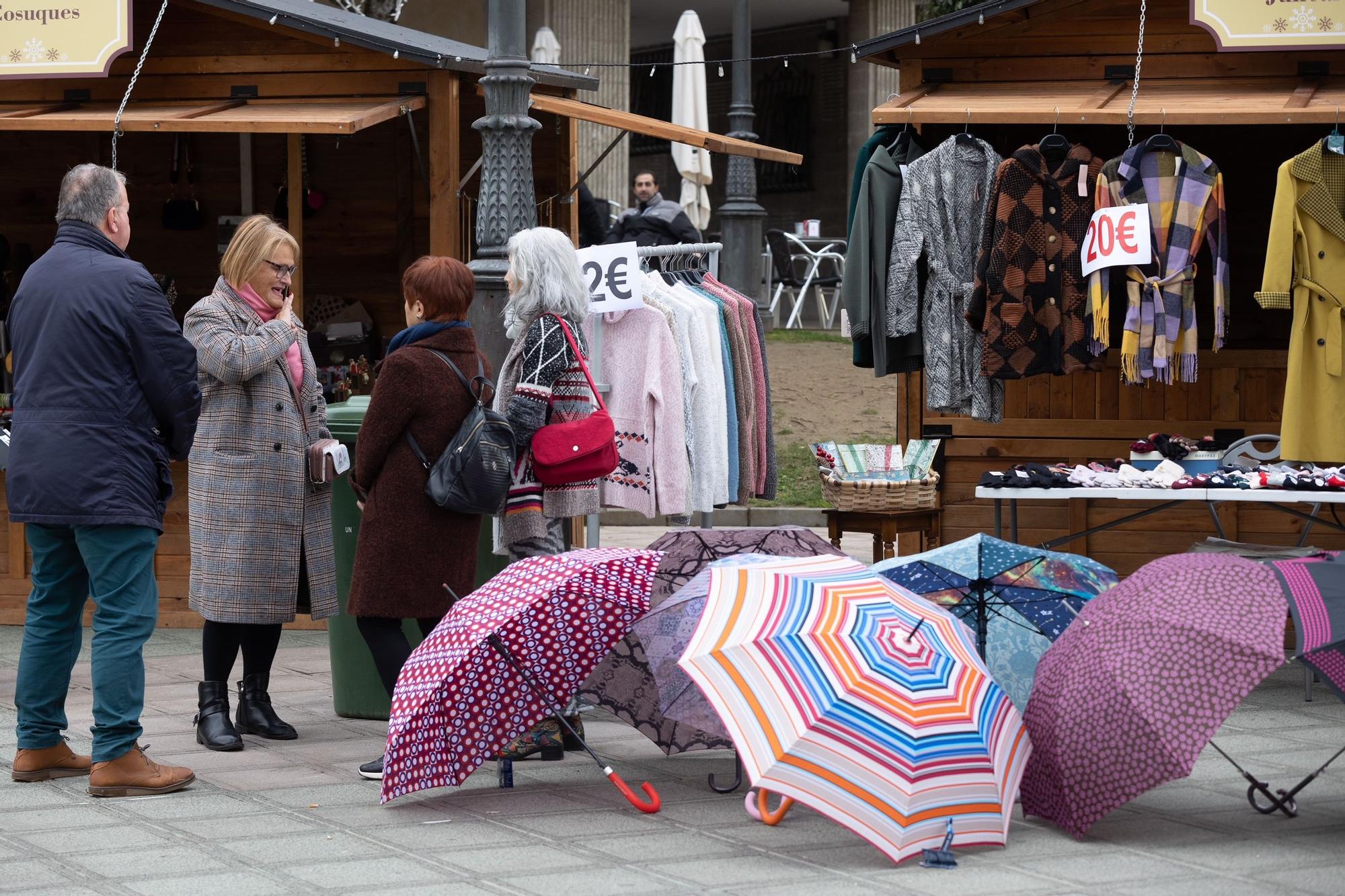 Llanera cierra el mercadillo navideño con éxito de público: así ha sido la última jornada con música y talleres