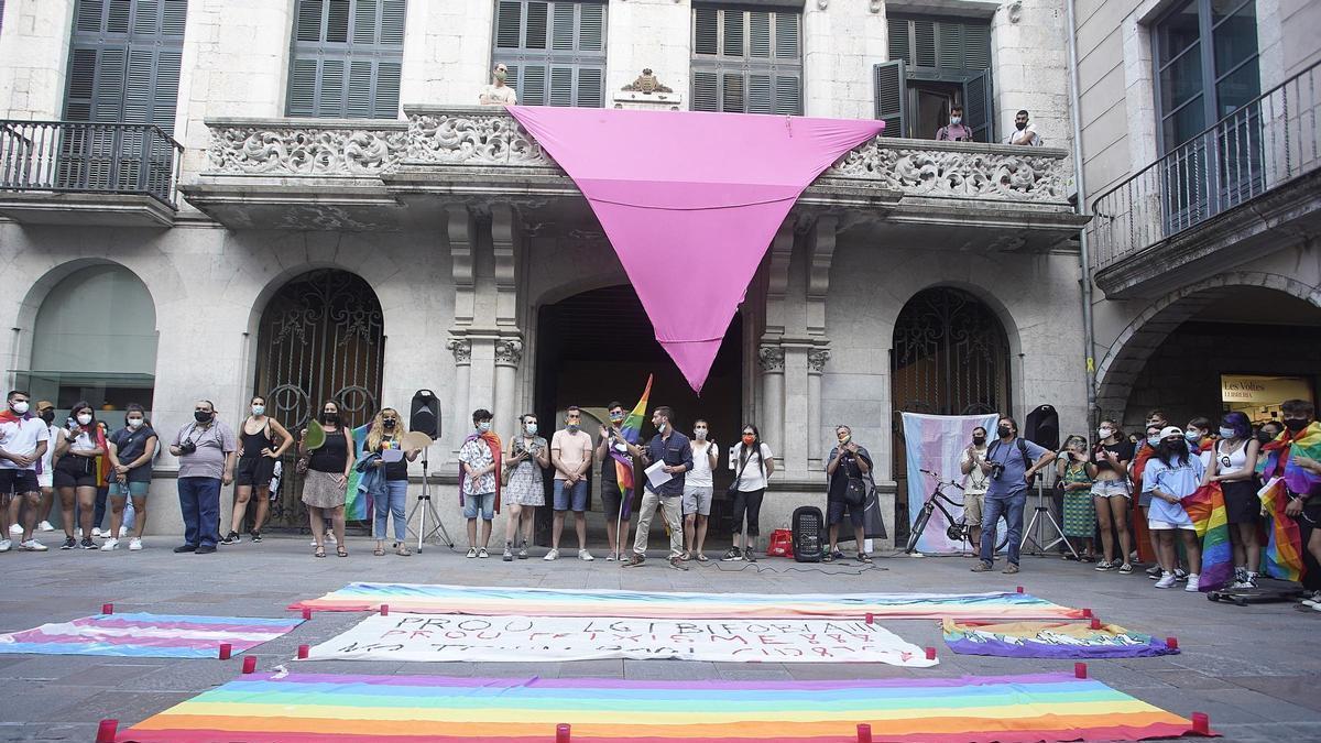 Una foto d'arxiu de la capçalera d'una manifestació contra la LGTBIfòbia