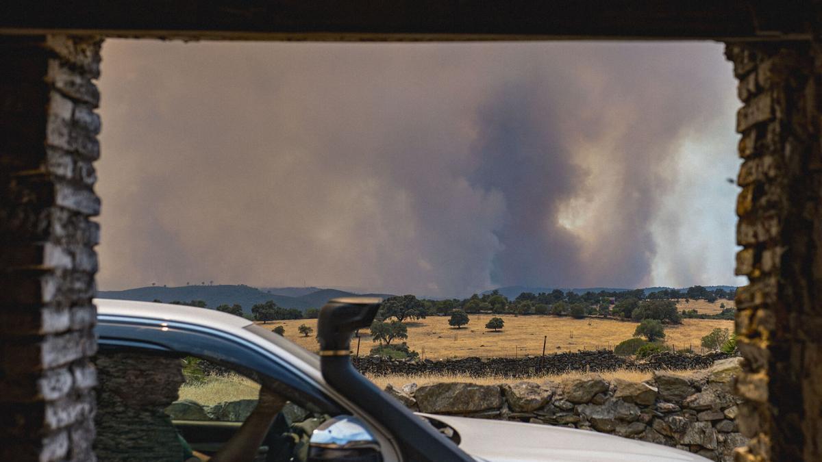 Vecinos de El Madroño (Sevilla), durante la evacuación del municipio, debido al incendio de Niebla (Huelva).
