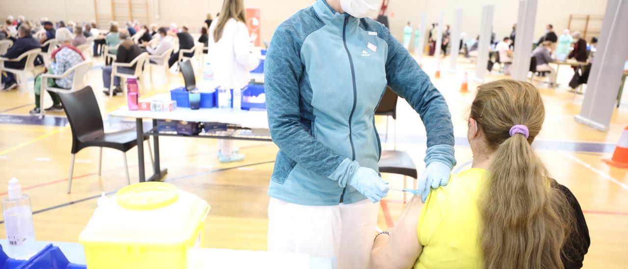 Vacunación en un polideportivo