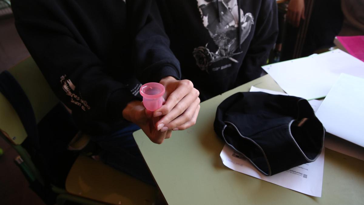 Taller sobre la regla y el uso de copas menstruales en un instituto de Terrassa.