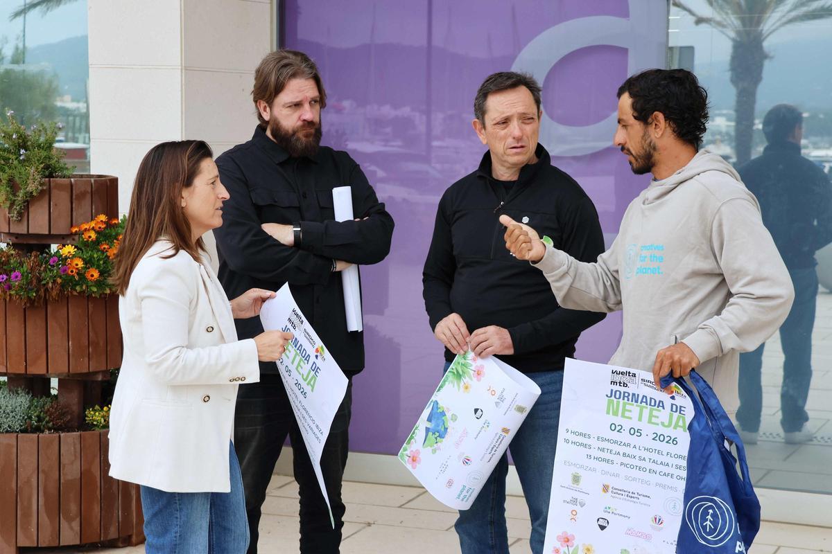 Las organizaciones durante la presentación de la jornada de limpieza.
