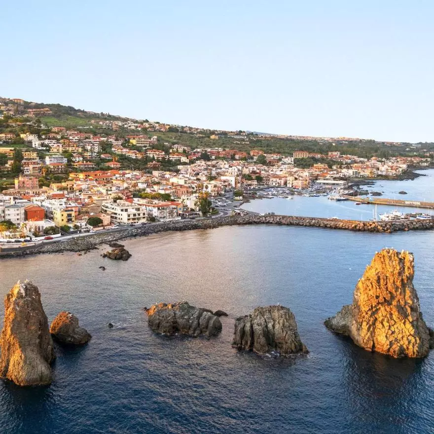 La "tierra de los cíclopes" de Ulises es un pueblo pesquero con ocho islotes de lava