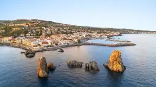 La "tierra de los cíclopes" de Ulises es un pueblo pesquero con ocho islotes de lava
