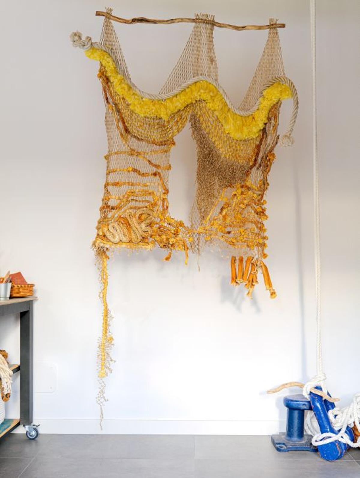 Algunas de las creaciones de Mar Fraga, todas elaboradas a partir de redes recogidas en playas y puertos. Enmalle Studio también acoge cursos e intercambios culturales