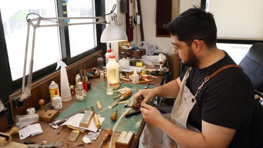 Anxo se dedica a construir, reparar y mantener violines, violas y violonchelos en su taller vigués