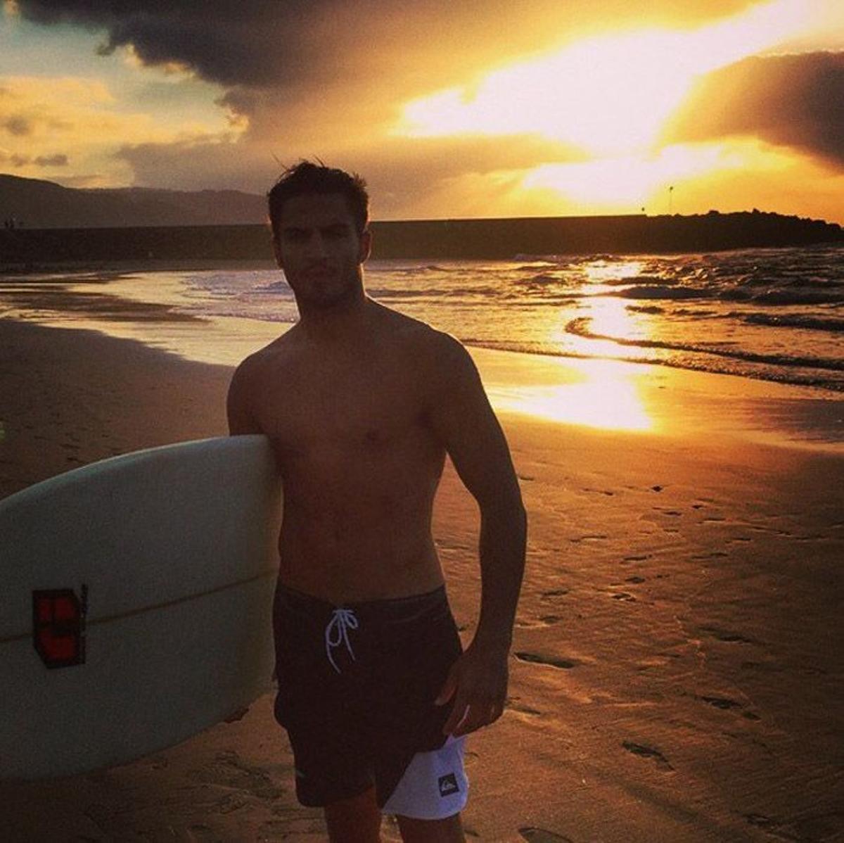 Maxi Iglesias es un adicto a la playa y al surf