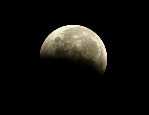 La Luna y el Sol se alinean en un extraño eclipse 'horizontal'
