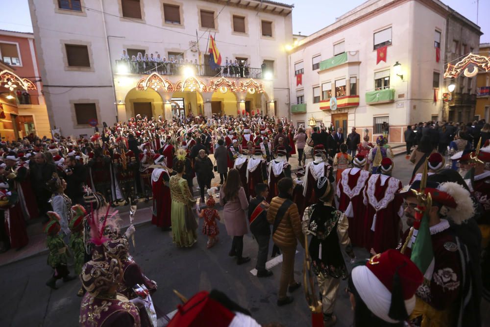 La comparsa Turcos sacude las calles a cinco días de los Moros y Cristianos de Sax