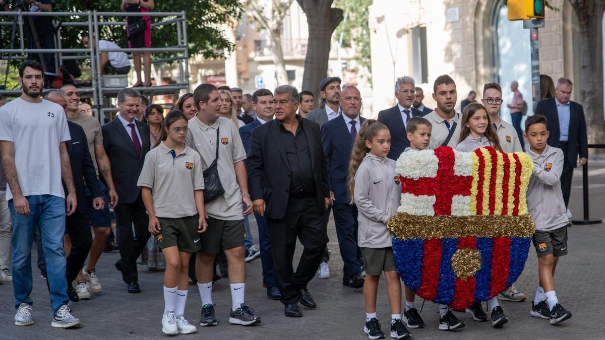 El presidente del FC Barcelona, Joan Laporta, preside la ofrenda floral del club por la Diada.