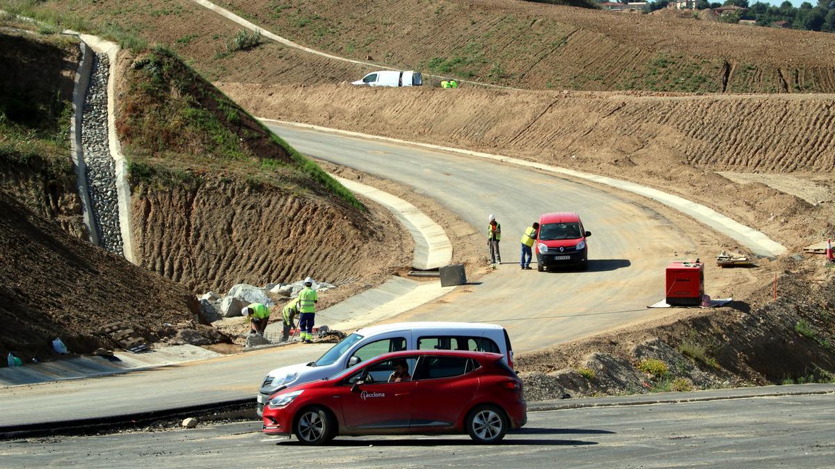 B-40   Operaris treballant a les obres de la B-40 a Viladecavalls