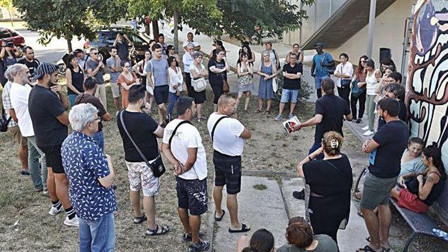 Una cinquantena de veïns reunits davant del Centre Cívic Onyar de Font de la Pólvora.