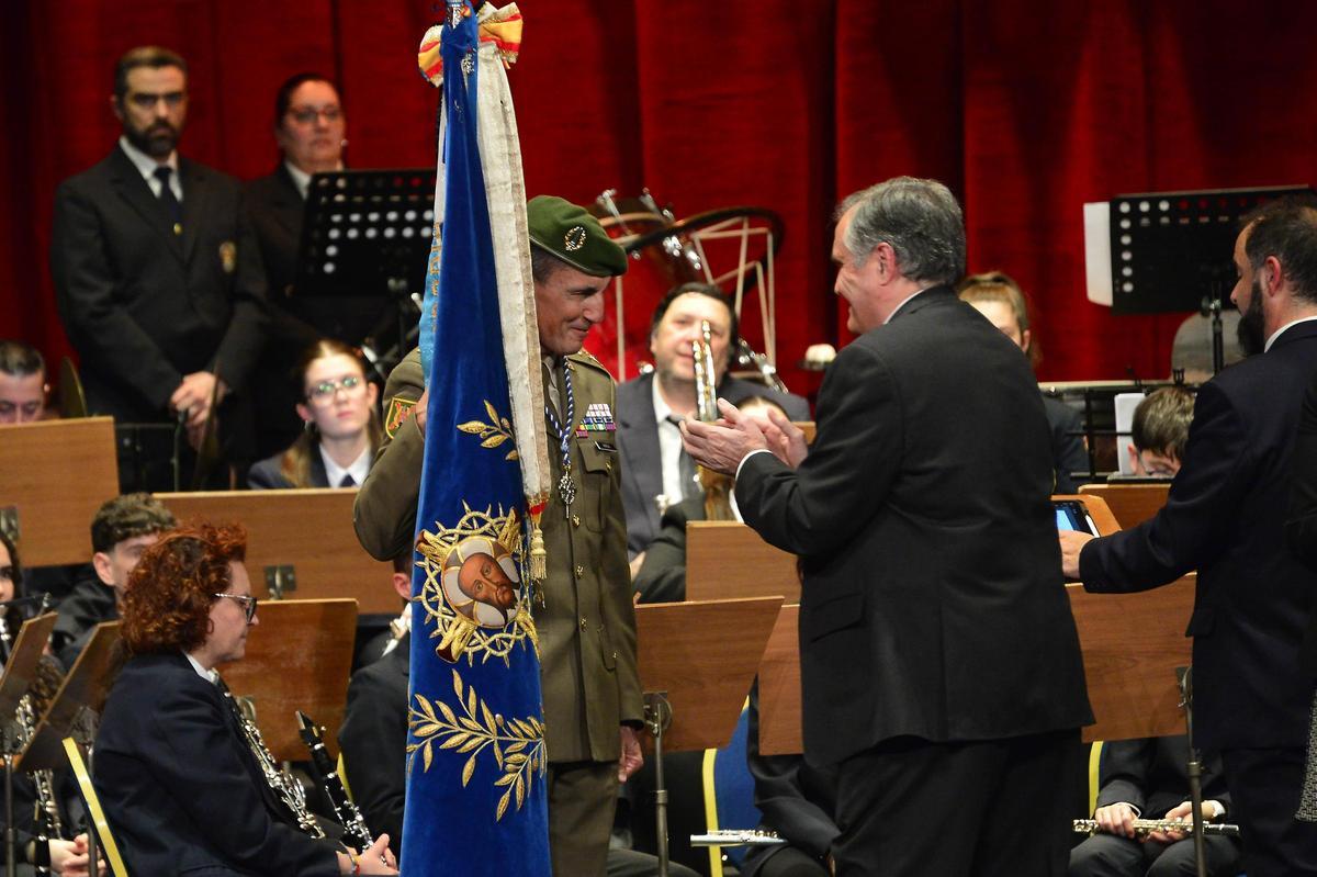 Momento en el que Alfredo Llopis, presidente de la Junta Mayor, hace entrega de la bandera de Honor al Mando de Operaciones Especiales, Miguel Ángel Jiménez Parejo