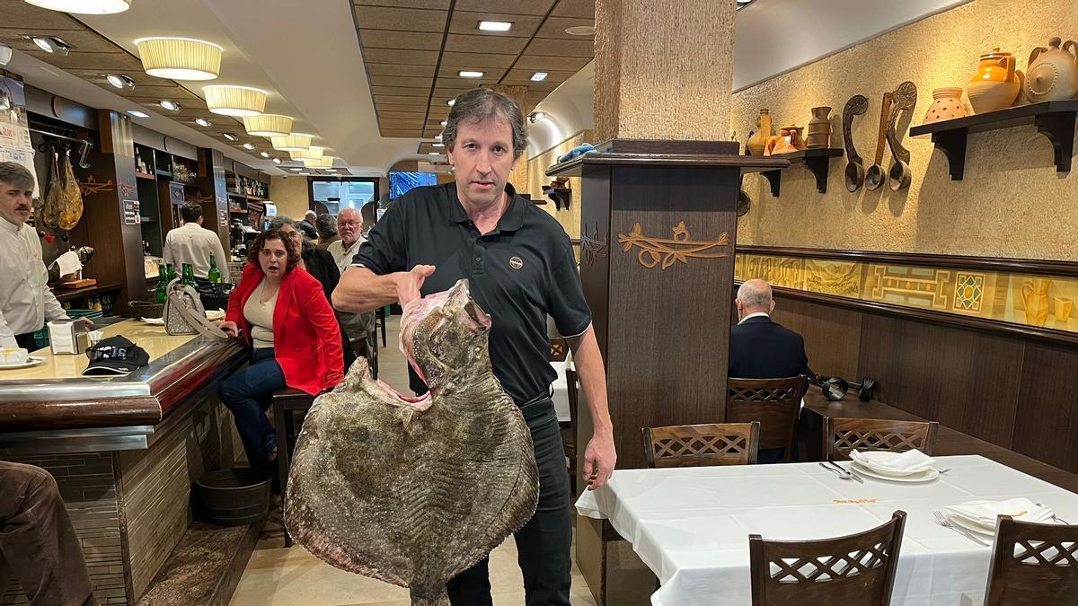 VÍDEO: Casa Ataulfo recibe a "un manjar gigante" del Cantábrico, un rodaballo de 17,5 kilos