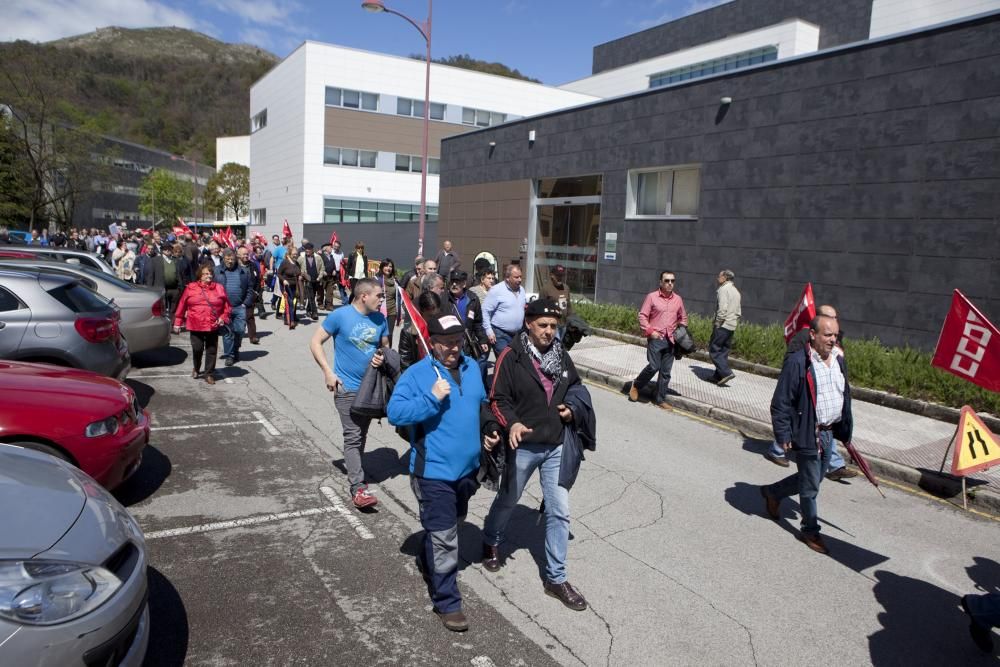 Manifestación organizada por CCOO Nalón para pedir del centro geriátrico de Riaño