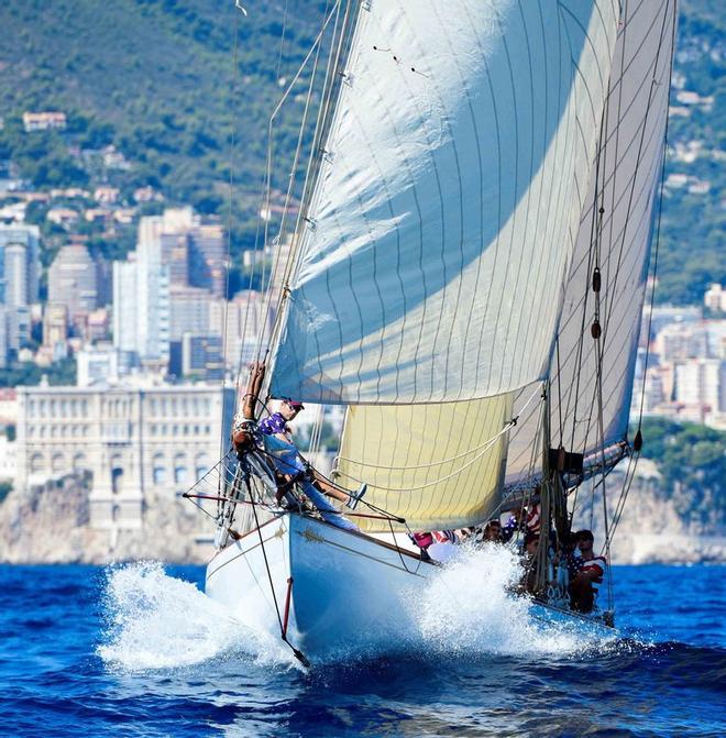 Una tripulación navega en el yate de vela clásico de clase 15M IR Tuiga durante la 14a semana clásica de Mónaco, en Mónaco. - La semana clásica de Mónaco se celebra del 11 al 15 de septiembre de 2019.
