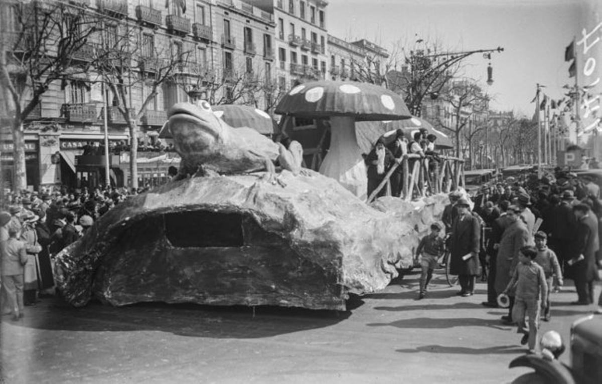 Carroza de carnaval "Enanos en el bosque" en el Paseo de Gràcia. Foto: Brangulí.