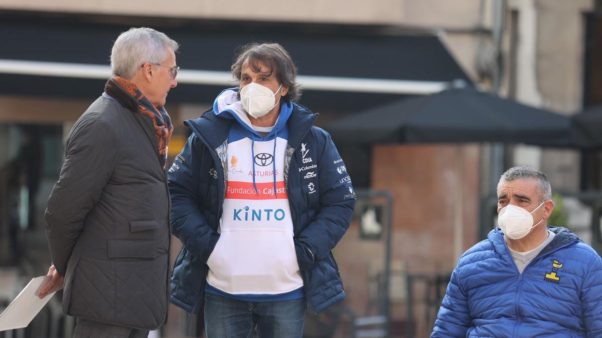 Víctor González, en el centro, esta mañana antes de su recepción con el Alcalde de Oviedo.