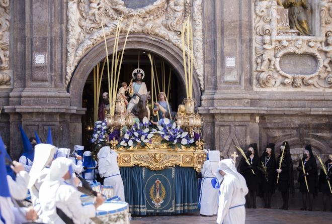 Las palmas reciben a Jesús en su entrada a Jerusalén este Domingo de Ramos en Zaragoza