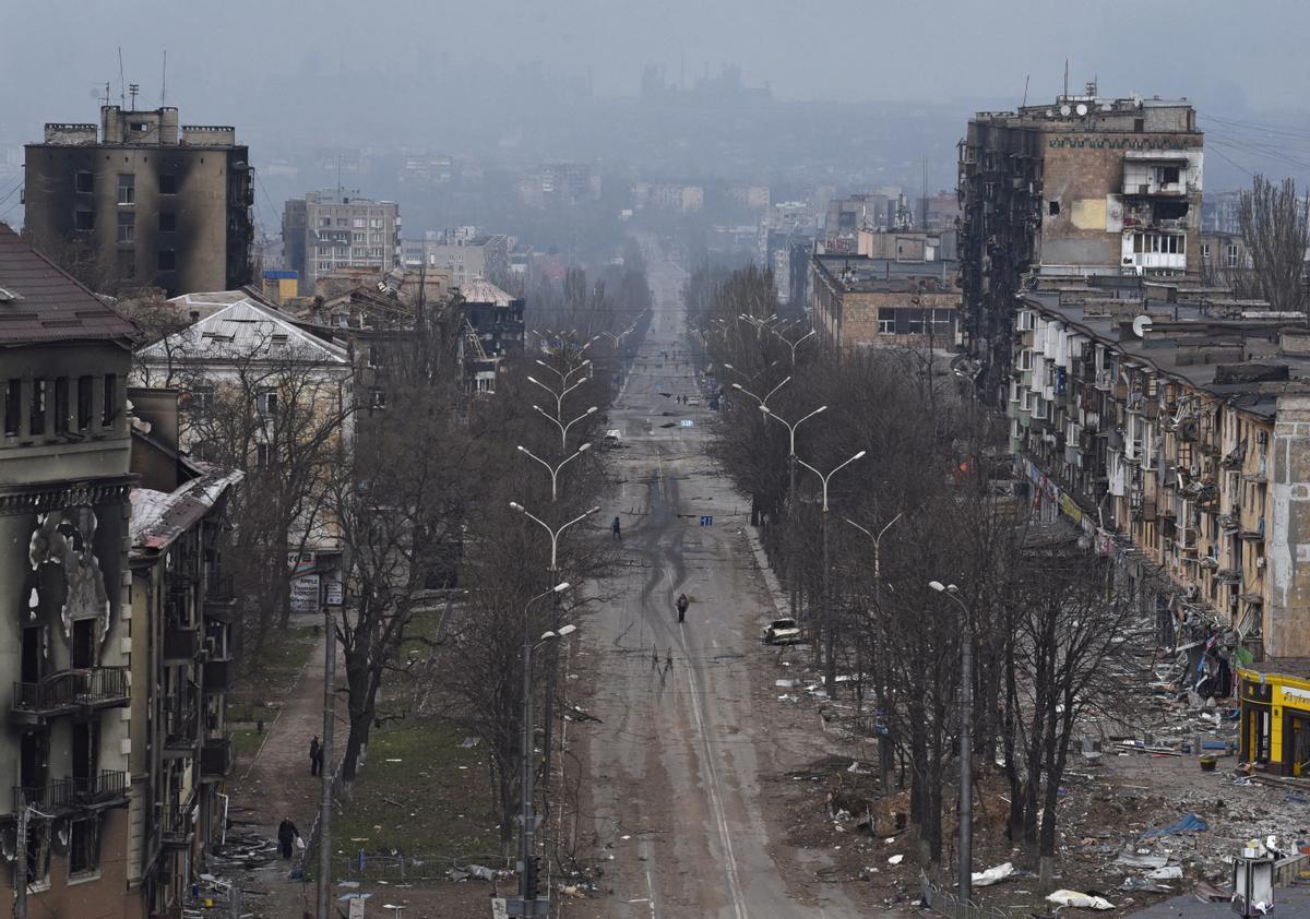 Vista aérea donde se muestra los edificios destruidos por el  conflicto entre Ucrania y Rusia en la ciudad portuaria de Mariupol.