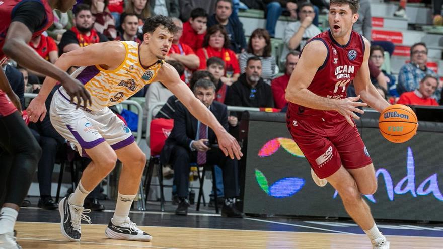 Dustin Sleva, con el balón en el partido de la primera vuelta ante el Hapoel Holon.