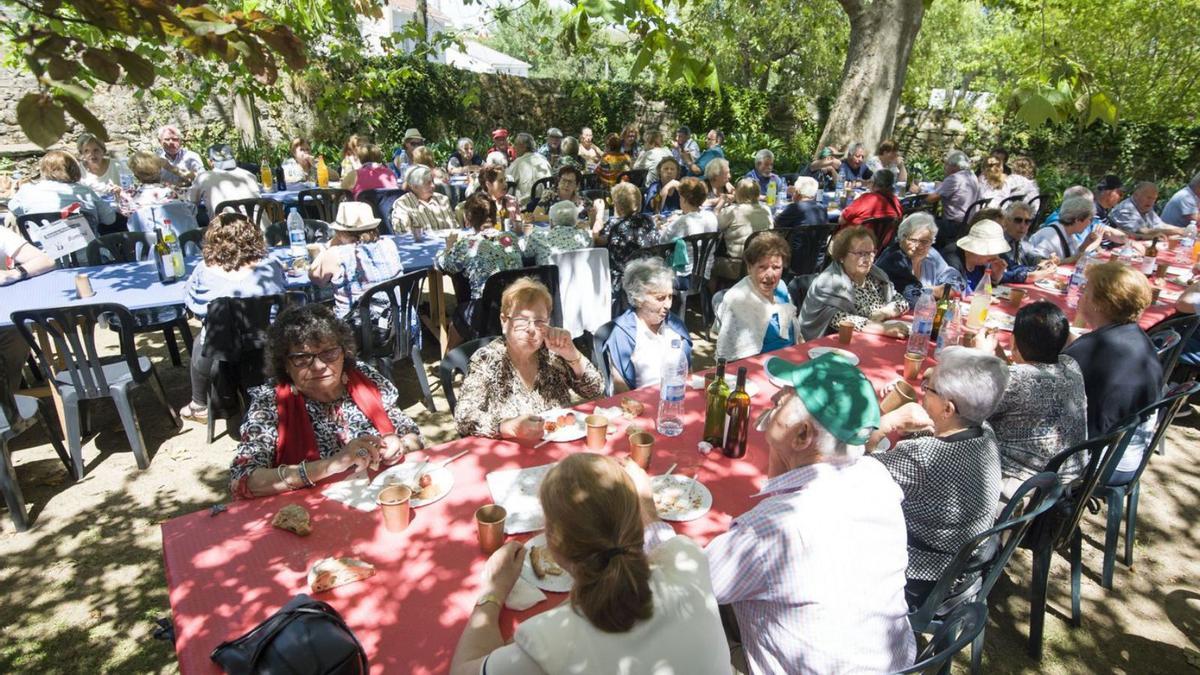 Romería de las Merendiñas de Oleiros, para los mayores de 65, en el año 2019. |   // CASTELEIRO/ROLLER AGENCIA
