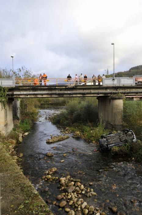 Caída de un coche desde el puente de La Chalana