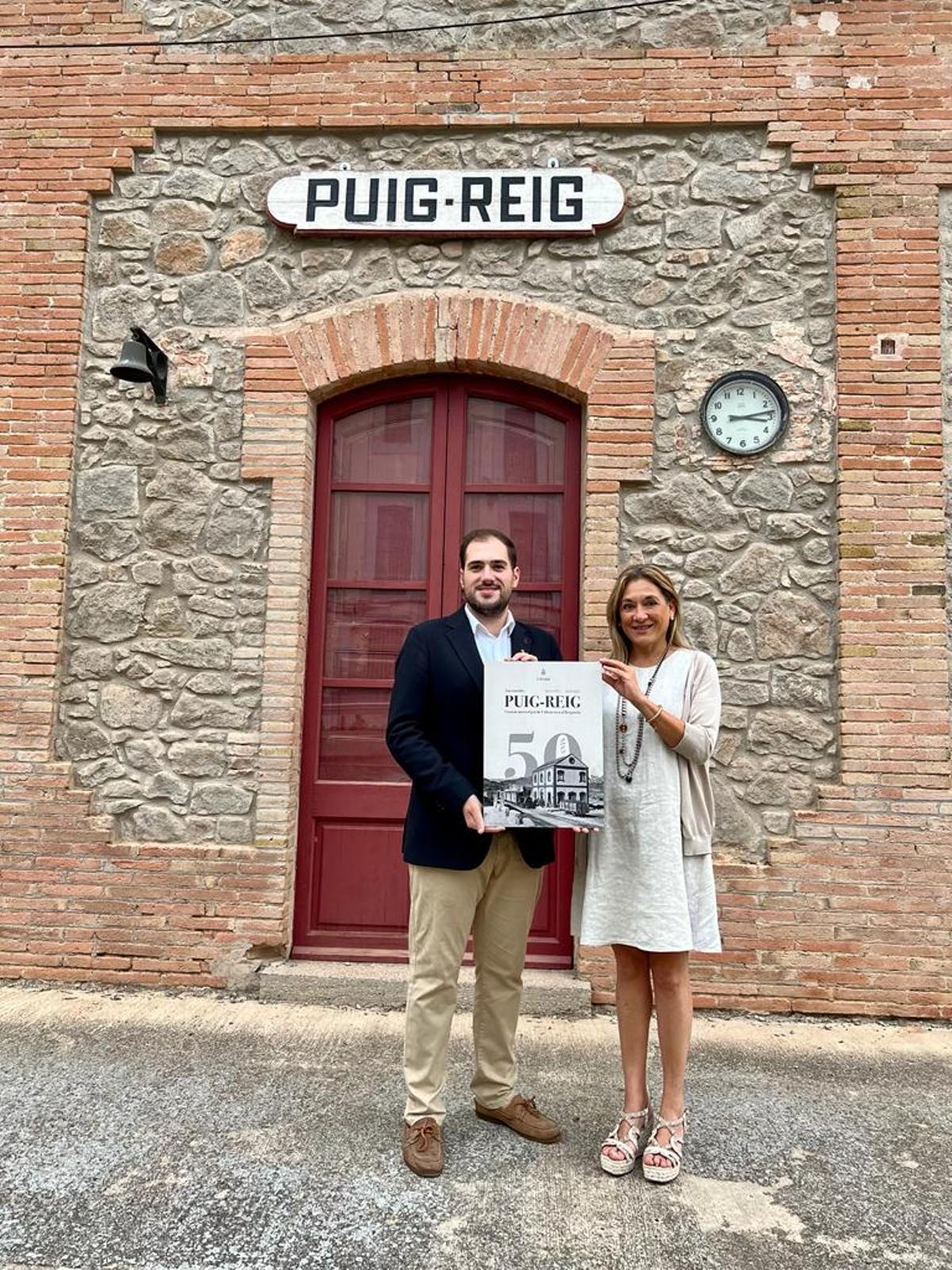 Pol Vila, regidor de Cultura de Puig-reig; i Eva Serra, alcaldessa de Puig-reig