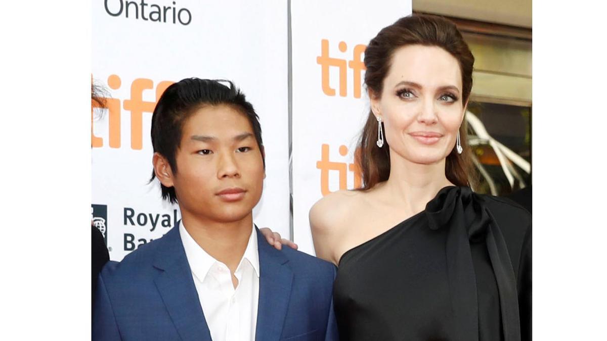 Angelina Jolie posa junto a su hijo Pax.