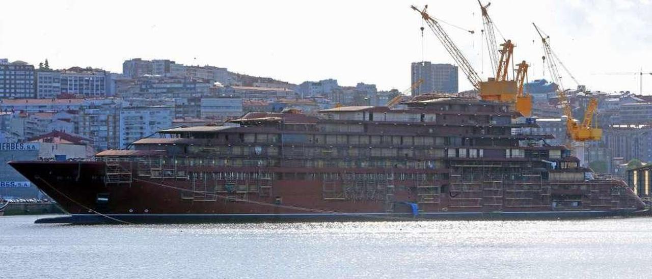 El &quot;Azora&quot;, el primer crucero encargado por la cadena The Ritz-Carlton a Barreras. // Marta G. Brea