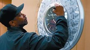 Denzel Washington firma un reloj tras su nominación, ayer.