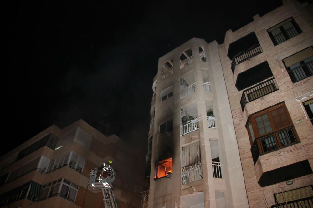 Bomberos de Torrevieja, Almoradí y Orihuela han intervenido para sofocar un incendio que ha obligado a desalojar el edificio de cinco plantas. Algunos vecinos han dejado el inmueble pasando por la azo