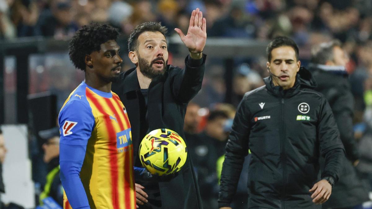 Carlos Corberán durante un partido con el Valencia CF esta temporada