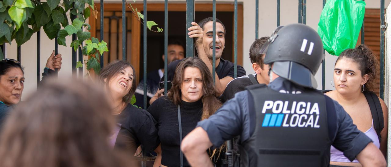 DESAHUCIO DE UNA FAMILIA EN LA CALLE DAMIA HUGUET 20