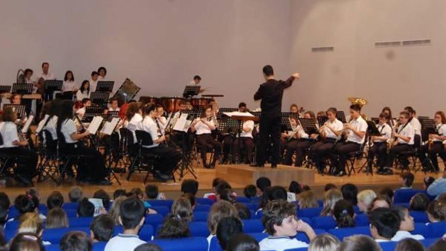 Seiscientos escolares acuden a un concierto didáctico en Almoradí