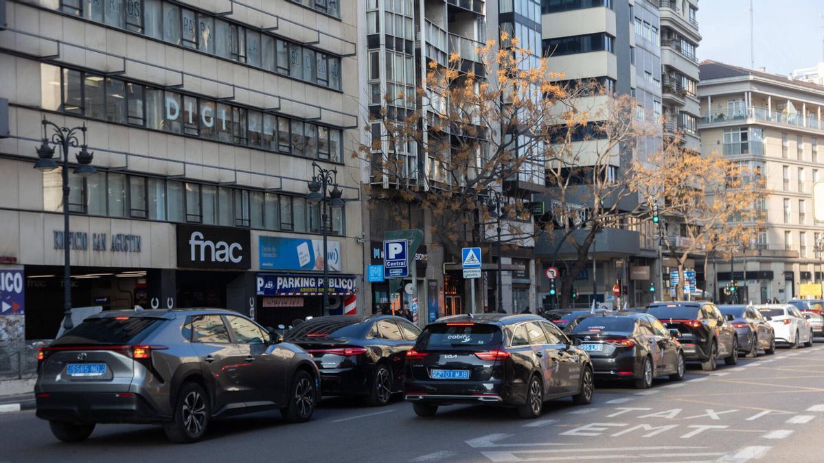 Concentración de conductores de vehículos de VTC en València, el pasado febrero.